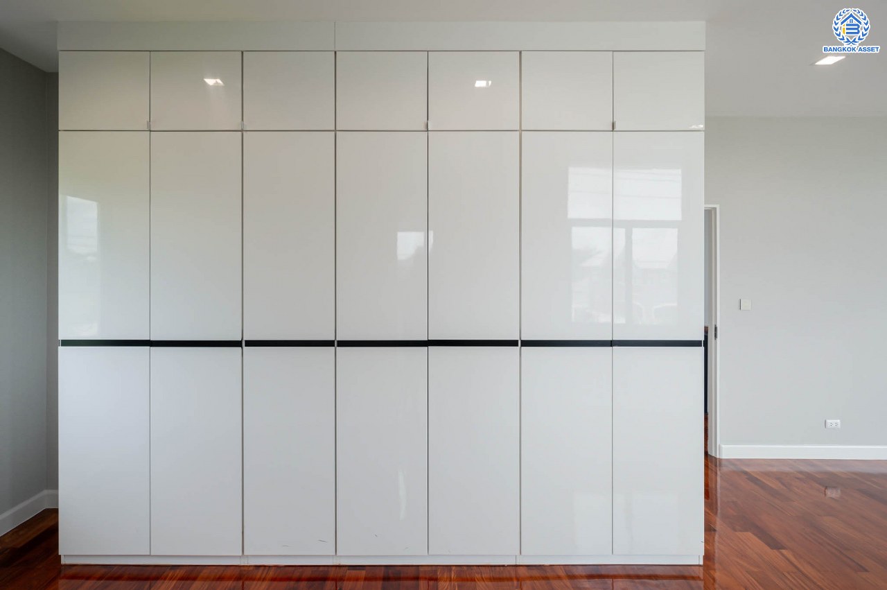 คฤหาสน์สุดหรู ดีไซน์สุด Luxury ติดถนนบรมราชชนนี โครงการ เดอะแกรนด์ ปิ่นเกล้า หลังมุม บนเนื้อที่ถึง 111.6 ตร.ว. ฟังก์ชัน 4 ห้องนอน 5 ห้องน้ำ 1 ห้องแม่บ้าน จอดรถได้ 2 คัน พร้อมบรรยากาศ Private บนทำเลเชื่อมต่อหลายเส้นทาง อาทิถนนบรมราชชนนี, ถนนพุทธมณฑลสาย3 ใกล้เซ็นทรัล ปิ่นเกล้า, ม.มหิดล และทางคู่ขนานลอยฟ้าบรมราชชนนี...